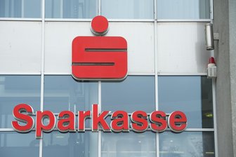 Bankkunden können Strafzinsen zurückfordern - Das BGH-Urteil trifft Sparkassen und Banken gleichermaßen: Sparguthaben dürfen nicht mit Verwahrentgelten belastet werden.