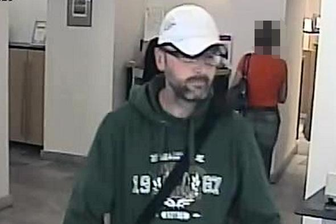 Bankraub im tschechischen Kaaden: Polizei weitet Fahndung auf Sachsen aus - Überwachungsbilder der Bankfiliale im tschechischen Kaaden, wo ein noch unbekannter Bankräuber im Juni dieses Jahres Beute machte.