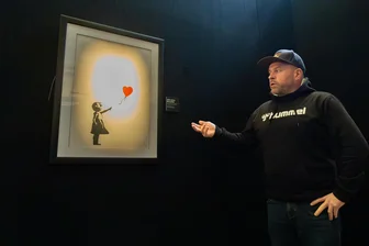 Banksy ist in Chemnitz – Was die ersten Besucher zur Ausstellung sagen - „Man weiß nicht, ob das Mädchen den Ballon fängt oder loslässt. Jeder sieht in dem Bild etwas anderes“, sagt Martin Fischer über eines der bekanntesten Werke Banksys.