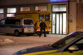 Banküberfall in Chemnitz: Volksbank-Filiale hat wieder geöffnet - Am Montag wurden Rettungskräfte und Polizei zur Bank in der Inneren Klosterstraße gerufen.