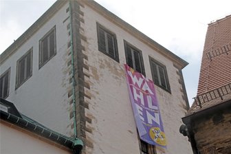 Banner am Turm des Domes zu Freiberg: Kirche engagiert sich für Demokratie - Das Banner der ökumenischen Wahlkampagne hängt am Turm des Doms St. Marien zu Freiberg.
