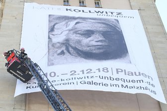 Banner wirbt für Kunst-Schau ab nächsten Freitag - 