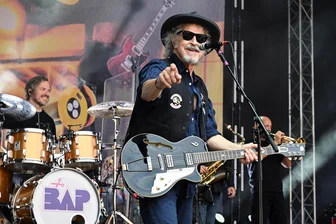 BAP-Konzert in Chemnitz: Lebendiges Museum deutscher Rockmusik - Wolfgang Niedecken und BAP nahmen das begeisterte Publikum am Samstagabend im Wasserschloss Klaffenbach mit auf eine mehr als dreistündige Zeitreise. Foto: Matthias Zwarg