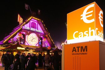 Bar, Kreditkarte oder PayPal? - So zahlen die Sachsen am liebsten - Nur Bares ist Wahres war gestern: Viele Händler akzeptieren inzwischen auch auf Weihnachtsmärkten Kartenzahlung.