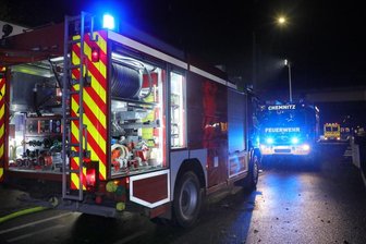 Baracke auf der Bernsdorfer Straße steht in Flammen - Polizei geht von Brandstiftung aus - In der Nacht zum Montag wird die Chemnitzer Feuerwehr in die Bernsdorfer Straße gerufen.