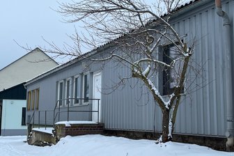 Baracke in Triebel sanieren? Bürger sind skeptisch - Die Baracke in Triebel hinter Gemeindeamt und Kultursaal soll Jugendclub und Bauhof dienen.