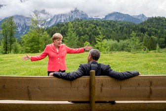 Barak Obama stellt mit Angela Merkel deren Biografie vor: Aus einer anderen Zeit - G7-Gipfel im August 2015 im bayerischen Elmau: Angela Merkel spricht mit Barack Obama.