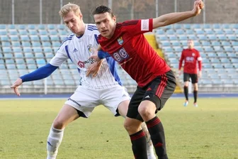 Barbara Ludwig fordert: CFC muss sich zusammenreißen - Im Testspiel gegen den Regionalligisten FC Carl Zeiss Jena vor einer Woche konnten Marc Hensel (rechts) und der Chemnitzer FC nicht so richtig überzeugen. Sören Eismann und sein seine Jenaer Teamkollegen trotzten den Chemnitzern ein 2:2 ab.
