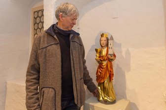 Barbaratag im Erzgebirge: Wie ein Schwarzenberger den Annabergern aus der Patsche hilft - Holzbildhauer Hartmut Rademan mit seiner Heiligen Barbara, die nun im Erzgebirgsmuseum in Annaberg steht.