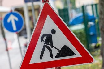           Ein Straßenschild weist auf eine Baustelle hin.