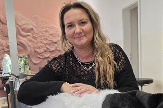 Barber Angel Heidi Weiß aus Crimmitschau zwischen Schere und Mitgefühl: „Jeder sollte etwas Gutes tun“ - Heidi Weiß, die sich bei den Barber Angels engagiert, verfolgt die laufende Wahl mit Interesse und Gelassenheit. Sie meint: Allein die Nominierung ist schon ein Erfolg.