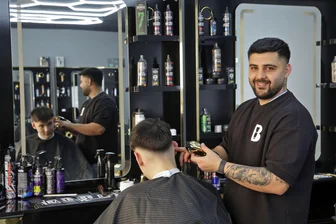 Barber-Shop in Hohenstein-Ernstthal eröffnet: Werden wirklich nur Männer bedient? - Ayman Khamo hat einen Barbershop an der Weinkellerstraße eröffnet.