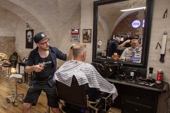 Barbershops im Vogtland auf dem Vormarsch: Wo Shampoo aus der Whiskyflasche kommt - Martin Scheiders Barbersalon befindet sich in einem Gewölbekeller in Plauen. Die Ausstattung - auch die freigelegten Natursteine an den Wänden - soll bewusst Männer ansprechen.