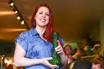 Bares für Rares: Darum steigt eine beliebte Händlerin aus der ZDF-Trödelshow aus - Esther Ollick wird in der Sendung „Bares für Rares“ nicht mehr mitbieten.