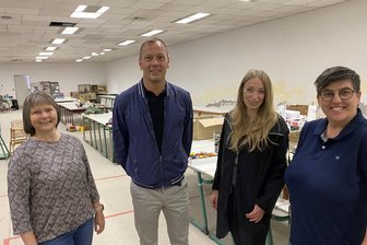 Bares für Rares im XXL-Format: So wird der Reichenbacher Zentralmarkt wiederbelebt - Blick in die große Halle des einstigen Reichenbacher Zentralmarkts – mit Anja Gürtler, Bianca Böttcher, Christoph Zöbisch und Andrea Wirth (von rechts).