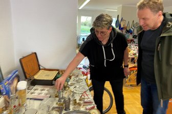 Bares für Rares in Reichenbach: XXL-Flohmarkt steigt „für Kinder, die sich das nicht leisten können“ - Irre, was da am 4. Mai alles zu haben ist. Zahnärztin Anja Gürtler und ihr Team haben im Reichenbacher Haus Caroline schon ungezählte Stunden in die Vorbereitung des XXL-Flohmarktes gesteckt. Davon ist auch Sven Rosenbaum angetan.