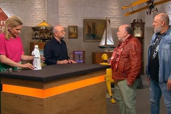 Hans-Dieter Hormann hat mit seinem Sohn Olaf (r.) bei "Bares für Rares" mit Kult-Moderator Horst Lichter (2. v. l.) einen Pierrot verkauft. Der Leipziger führt das einzige Clownmuseum Europas. Die Expertise zu der Figur erstellte Kunsthistorikerin Bianca Berding (l.).