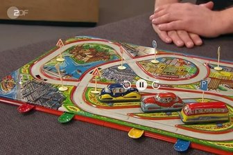 "Bares für Rares": Vogtländer fällt mit gelbem Outfit auf - Dieses Kinderspielzeug aus Ungarn, hergestellt 1967, hatte Egbert Pelz mitgebracht - einen Verkehrsgarten mit aufziehbaren Fahrzeugen und Zubehör - alles in einem guten Zustand.