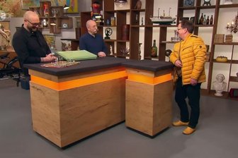 "Bares für Rares": Vogtländer fällt mit gelbem Outfit auf - Beim Besuch von Egbert Pelz leuchteten die Augen des Moderators Horst Lichter - auch wegen des Outfits, mit dem der Syrauer ins Fernsehstudio gekommen war. Experte Sven Deutschmanek nahm indes das mitgebrachte Spielzeug in Augenschein. 