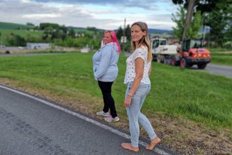 Barfuß durch die Baustelle Göltzschtal-Umgehung: „Man kann doch hier nicht planen ohne Fußweg“ - Marlen Sünderhauf (vorn) und Sabine Sommer laufen die schmale asphaltierte Abkürzung von der Randsiedlung bis zur Kita. Sie teilen sich die Straße ohne Fußweg mit Kraft- und Radfahrern.