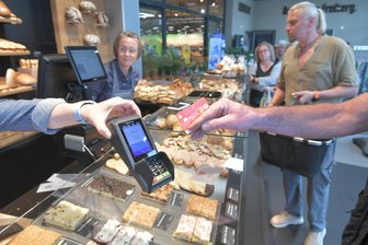 Bargeld nicht erwünscht? Das sagen Bäcker aus Oederan und Freiberg dazu - Samstagmorgen in der Bäckerei Schmieder im Edeka-Markt in Freiberg: Manche Kunden zahlen mit Karte, andere bar.