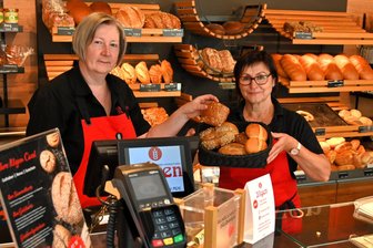 Bargeld oder Karte: Welche Zahlungsvarianten Bäckereien in Penig, Frankenberg und Hainichen bevorzugen - Jana Otto (l.) und Manuela Böhme verkaufen in der Filiale der Bäckerei Illgen am Markt in Hainichen. Hier kann man mit Bargeld, Karte und auch einer eigenen Kundenkarte bezahlen.