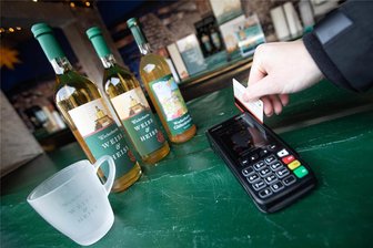 Bargeldlos auf dem Plauener Weihnachtsmarkt: Geht das überhaupt? - Wenn’s mal ein paar Glühwein länger dauert und das Bargeld aufgebraucht ist - kein Problem am Stand des Radebeuler Weingutes Wackerbarth. Dort steht die Elektroleitung, und Besucher können jederzeit auch mit Karte zahlen.