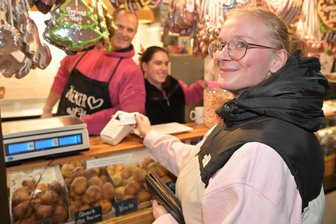 Bargeldlos auf Weihnachtsmärkte im Erzgebirge: Funktioniert das? - Am Stand von Ronny Stransky in Schneeberg ist Kartenzahlung möglich. Im Bild: Anne Marie Kettner.