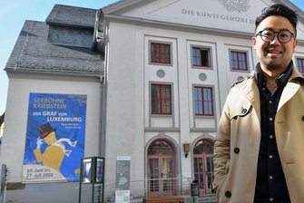 Bariton Elias Gyungseok Han: "Mit dem Ford in Bremen angekommen" - Sänger Elias Gyungseok Han im Herbst vorigen Jahres bei seinem Abschied von Freiberg vor dem Theater am Buttermarkt. Ende Juli kommt er für ein Konzert zurück in die Bergstadt. 