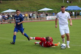 Barkas Frankenberg: Jubel trotz klarer Niederlage gegen den Chemnitzer FC - Klare Sache: Der Frankenberger Torwart Maximilian Schöne streckt sich hier gegen CFC-Stürmer Artur Mergel (r.) vergeblich. Martin Zwinscher (l.) beobachtet die Situation. Mit 15:1 setzte sich der Regionalligist beim Landesklasse-Aufsteiger durch.