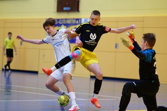 Barkas Frankenberg: Nachwuchs zahlt Lehrgeld bei Hallenlandesmeisterschaft - Keine Tore im Mittelsachsenderby: Die Teams des SV Barkas Frankenberg und der SpG Hartha/Geringswalde trennten sich im Eröffnungsspiel 0:0-Unentschieden. Hier stoppen die Frankenberger Dennis Walter (l.) und Yannic Hochmuth (r.) gemeinsam SpG-Kapitän Moritz Barthel.