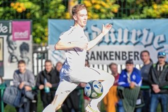 Barkas im Aufwind - Auf dem Weg zum zweiten Streich: Moritz Wickleder, hier gegen Großwaltersdorfs Torwart Ralph Schreiber, erzielte beim zweiten Saisonsieg seiner Mannschaft drei Treffer.