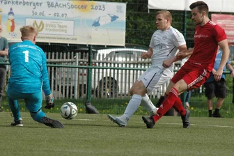 Barkas-Kicker gewinnen weiter, können aber noch nicht feiern - In dieser Szene kam Barkas-Stürmer Julian Kuhnert (M.) gegen den Wiederauer Torwart Hannes Ludwig und Cedric Blüher etwas zu spät. Beim Heimsieg seiner Mannschaft war er an allen drei Toren beteiligt.
