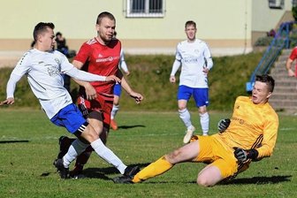 Barkas nicht zu stoppen - In der Vollstreckerrolle: Tom Römer (l.), der sonst eher das Auge für seine Mitspieler hat, trifft hier zum 1:1 für Barkas. Dominik Weber (M.) und Torwart Franz Heino Mahlich können den Ausgleich nicht verhindern. 
