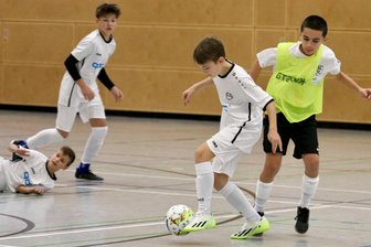Barkas-Talente schnuppern in neue Spielform hinein - Barkas-Talent Richard Steger (am Ball), hier im Spiel gegen den BSC Freiberg, wurde mit seinen D-Junioren am Ende Fünfter. Für das Team war es eine Premiere mit der speziellen Hallenfußballvariante.