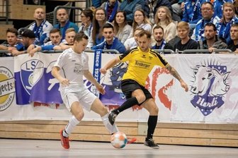 Barkas überzeugt bei der Premiere - Tolle Kulisse und packende Zweikämpfe: Im Spiel um Platz 3 gewann Barkas Frankenberg, hier mit Tom Römer (l.), gegen den BSC Freiberg mit Lukas Erler mit 2:0.