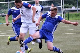 Barkas zuhause nicht zu stoppen - Durchgesetzt: Die zweite Mannschaft des SV Barkas Frankenberg II, hier mit Benjamin Uhlemann (M.), schaffte mit zwei Siegen beim Qualifikationsturnier auf eigenem Platz den Aufstieg in die Kreisliga. 