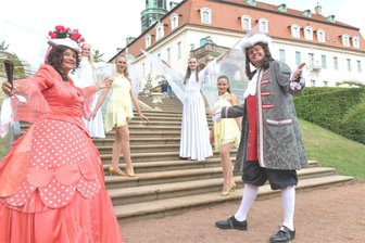 Barockes Parkfest in Lichtenwalde: Das sind die schönsten Bilder aus dem Schlosspark - Parkfest im Schlosspark Lichtenwalde. Graf und Gräfin Vitzthum alias Birgit Lehmann und Jörn Hänsel begrüßten die illustre Festgemeinschaft, im Hintergrund die Karo-Dances aus Aue-Bad Schlema.