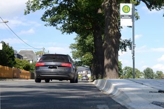 Barrierefrei bis 2030: Ellefeld plant Umbau der Bushaltestellen - Die Haltestellen an der Alten Auerbacher Straße (im Bild am Friedhof) in Ellefeld sind bereits barrierefrei.