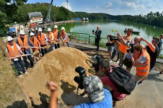 Barrierefrei und mit neuem Fähranleger: Spatenstich an Talsperre Kriebstein - Zum symbolischen ersten Spatenstich haben sich am Mittwoch Kommunalpolitiker aus Mittelsachsen und Sachsens Ministerpräsident Michael Kretschmer am Mittwoch am Hafen der Talsperre Kriebstein versammelt. Die Arbeiten zum Umbau des Hafens hatten aber bereits zu Beginn der Sommerferien begonnen. Unter anderem wird die Ufermauer saniert, die künftig als eine Art Seepromenade gestaltet wird.