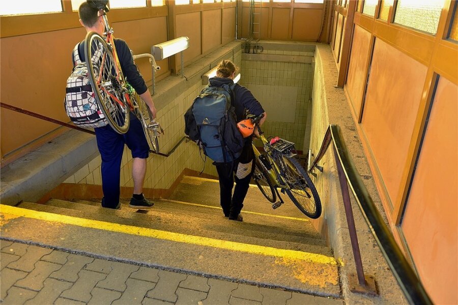 Barrierefreier Bahnhof Mittweida: Arbeiten sollen 2026 beginnen - Für Radfahrer und Gehbehinderte seit langem eine Hürde: Auf den Bahnsteig von Gleis 2 und 3 geht es im Bahnhof in Mittweida nur über diese Treppeanlage. Das soll sich mit dem barrierefreien Ausbau im Jahr 2026 ändern.