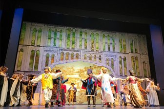 Barrierefreies Theaterstück „Leonardo da Vinci“: Jetzt zeigt das Landratsamt in Freiberg dazu eine Ausstellung - In Chemnitz wurde das Theaterstück „Leonardo da Vinci“ zwei Mal im Opernhaus gezeigt.