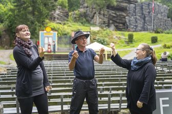 Barrierefreiheit im Theater: Fehlt auch in Annaberg künftig das Geld für solche Vorstellungen? - Übersetzen die Olsenbande-Inszenierung in Gebärdensprache: Mirijam Fein-Scheunert, Peter Eichler und Katrin Floß (v. l.).