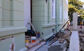 Barrierefreiheit lässt auf sich warten - Noch ist der Nebeneingang des Theaters ein Baustelle. Dort sollen bald Rollstuhlfahrer in den Kulturtempel gelangen. 