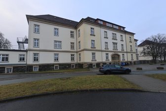 Barrierefreiheit: Personenaufzug für Haus 2 im Zwickauer Verwaltungszentrum - Am Eingang des Verwaltungszentrum soll am zurückgesetzten Teil ein Aufzug angebaut werden.