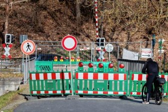 Barthmühle: Wie lange Autofahrer Geduld brauchen - Radfahrer, Wanderer, Autofahrer: Sie alle stehen derzeit vor der gesperrten Elsterbrücke in Barthmühle. Ab Mitte Mai soll eine Geh- und Radwegbrücke zum Teil Abhilfe schaffen.