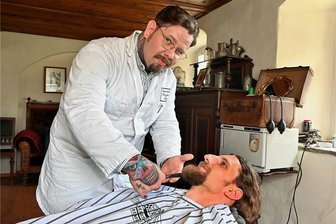 Bartpflege wie zu Kaisers Zeiten: In Schwarzbach greift Herrenfriseur "Teddy" zu Schere und Rasiermesser - Bei Herrenfriseur Markus "Teddy" Berthold hat sich am Wochenende im Museum in Schwarzbach auch Thomas Wenk aus Mittweida zu Bartpflege "unters Messer" gelegt.