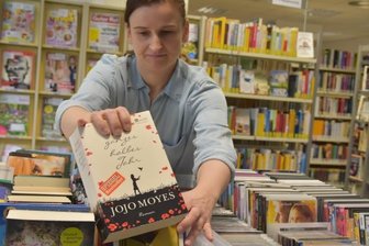 Basar soll Interesse an Bibliothek erneuern - Katy Barthel, Bibliotheksleiterin in Limbach-Oberfrohna, bereitet denBücherbasar an diesem Samstag mit vor.