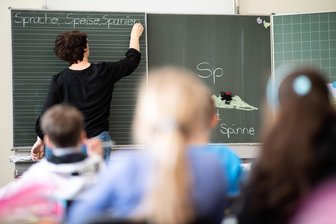 „Basarähnliche Zustände“: Sachsens Lehrer werden jetzt an Schulen mit besonders viel Unterrichtsausfall abkommandiert - Viele Lehrer in Sachsen sind aufgebracht: Um Unterrichtsausfall „gerecht“ zu verteilen, sollen künftig stärker an andere Schulen abgeordnet werden. Der Minister hält das für nötig – und spricht von einer Chance.
