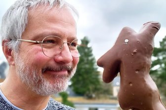 Basecap, Schmetterling und ein Hase am Stiel: Wie kreativ Bäcker zu Ostern sind - Osterhase am Stiel ist nur eine Spezialität, die Reporter Wieland Josch kurz vor Ostern in den Bäckereien entdeckte.